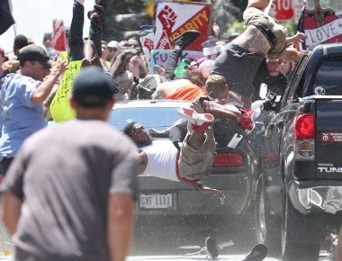 ΗΠΑ: 3 νεκροί από τα βίαια επεισόδια μεταξύ δεξιών και αριστερών οργανώσεων στη Βιρτζίνια (φωτό, βίντεο)